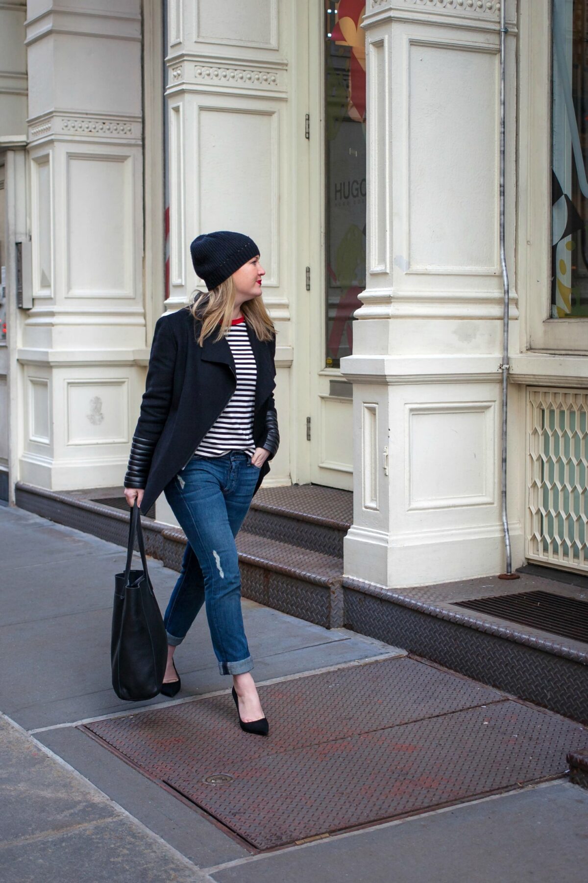 Boyfriend Jeans + Pumps