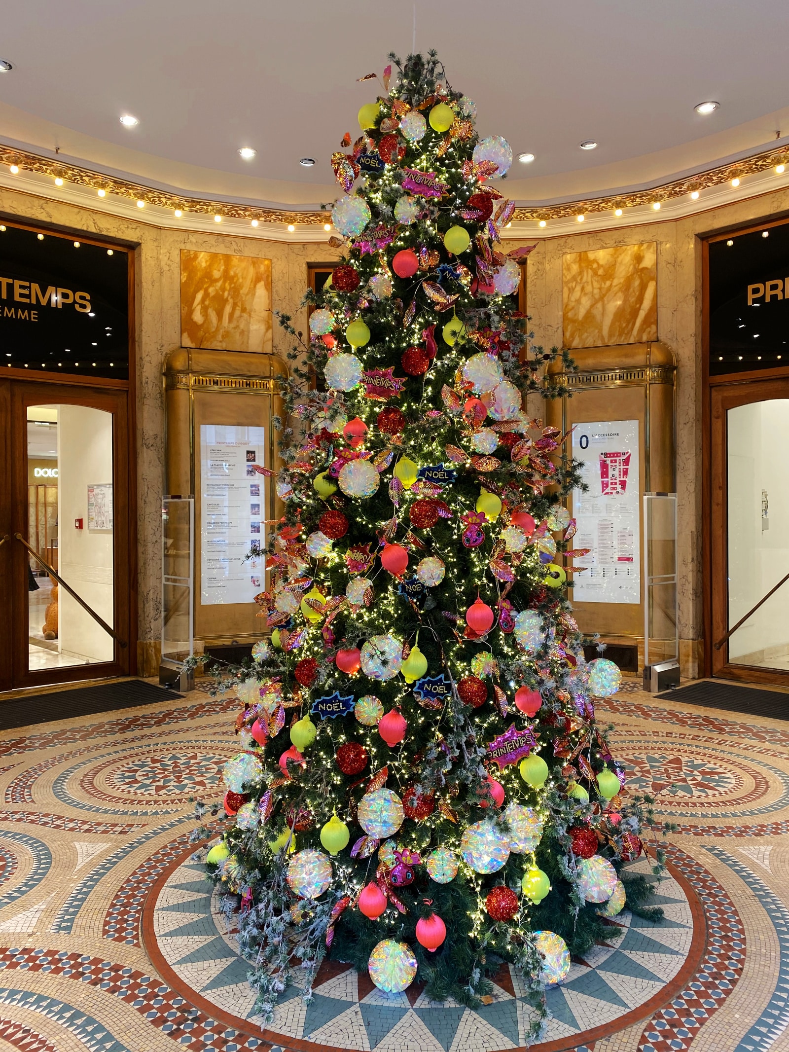 Best Christmas Photo Spots in Paris