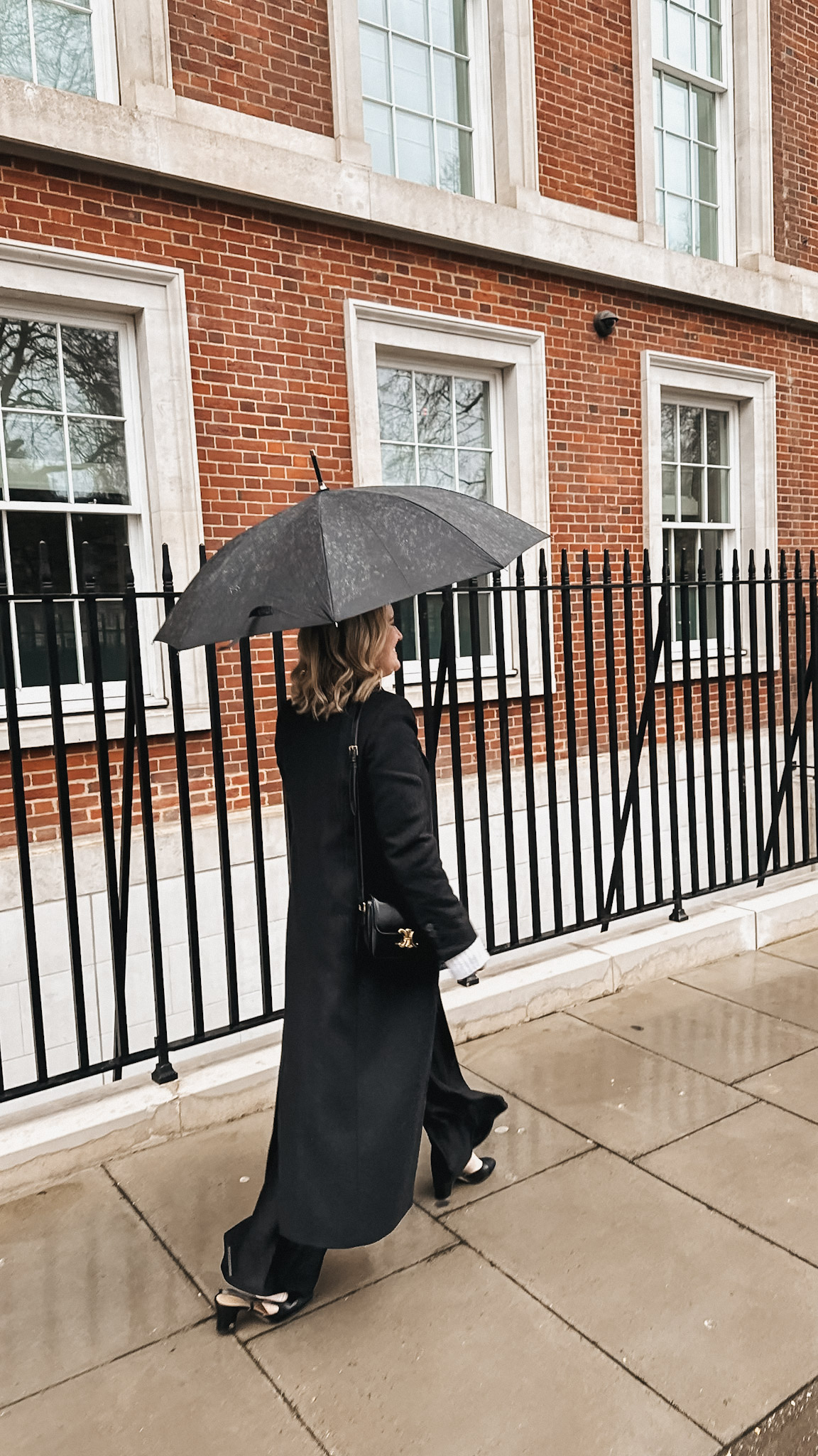 What Shoes to Wear in London wit & whimsy wearing La Ligne Colby Pants