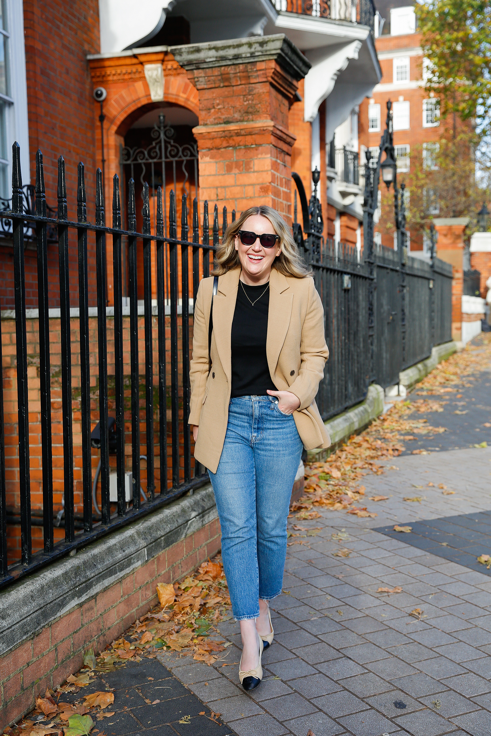 What to Wear in London Blazer and t-shirt with jeans, classic London Fall outfit